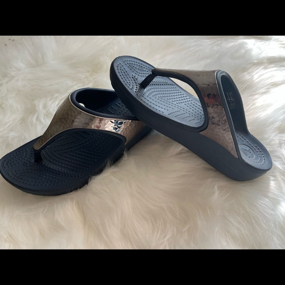Crocs Sloane Embellished Women Flip in Navy. Worn 2 times. Comfortable